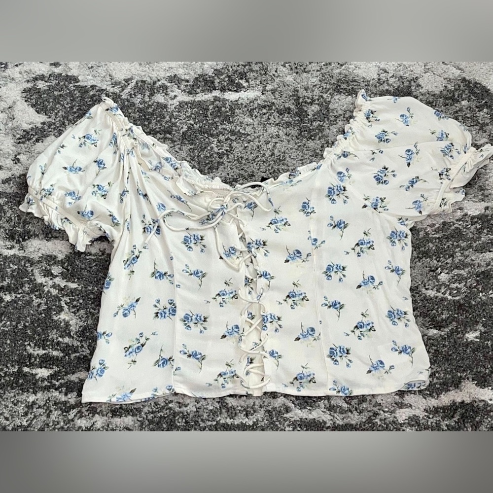 American Eagle women’s  Lace up peasant floral top. Crop top.